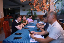 Đoàn kiểm tra làm việc với đại diện nhà hàng Hoa Lư 2. 