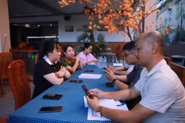 Đoàn kiểm tra làm việc với đại diện nhà hàng Hoa Lư 2. 