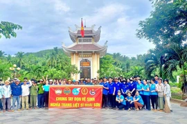 Hội LHPN phường Hoài Nhơn Bắc phối hợp với các hội, đoàn thể dọn vệ sinh tại các nghĩa trang liệt sĩ trên địa bàn. 