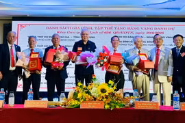 Đại diện Hội đồng họ Đặng Việt Nam tặng bảng vàng danh dự cho các cá nhân tiêu biểu. 