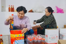 Bà Trần Thị Như Hoa đóng gói sản phẩm nước mắm. Ảnh: Thảo Khuy