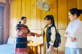 Chị Phạm Thị Kênh (bìa trái) giao phòng cho du khách. Ảnh: Thảo Khuy