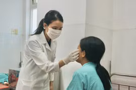 Bác sĩ tại Bệnh viện Phong - Da liễu Trung ương Quy Hòa kiểm tra tình trạng da cho bệnh nhân. Ảnh: Thảo Khuy