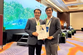 Bác sĩ CKII Võ Thành Nam Bình, Phó Giám đốc Bệnh viện (trái) và bác sĩ CKII Nguyễn Văn Trung, Trưởng Khoa Thần kinh - Đột quỵ, cùng nhận Chứng nhận Bạch kim.