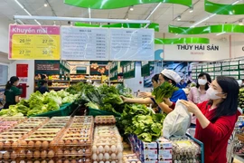 Mới 8 giờ sáng, người dân tranh thủ mua rau xanh, thực phẩm tươi tại Co.opmart Quy Nhơn để dự trữ cho những ngày mưa bão.