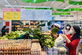 Mới 8 giờ sáng, người dân tranh thủ mua rau xanh, thực phẩm tươi tại Co.opmart Quy Nhơn để dự trữ cho những ngày mưa bão.