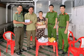 Công an xã Ia Pa thăm hỏi, biểu dương Tổ trưởng ANTT dũng cảm trong mưa lũ