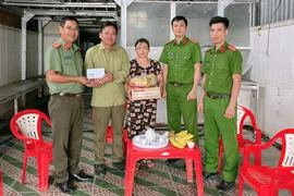 Công an xã Ia Pa thăm hỏi, biểu dương Tổ trưởng ANTT dũng cảm trong mưa lũ