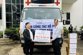 Viện Pasteur TP Hồ Chí Minh trao tặng 4.000 liều vắc xin VAT và 2.000 liều huyết thanh SAT cho Sở Y tế tỉnh Gia Lai. Ảnh: Bộ Y tế