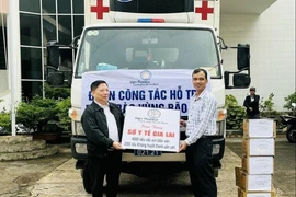 Viện Pasteur TP Hồ Chí Minh trao tặng 4.000 liều vắc xin VAT và 2.000 liều huyết thanh SAT cho Sở Y tế tỉnh Gia Lai. Ảnh: Bộ Y tế