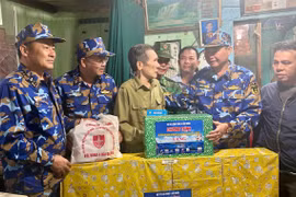 Hải quân Việt Nam làm điểm tựa cho ngư dân vươn khơi, bám biển