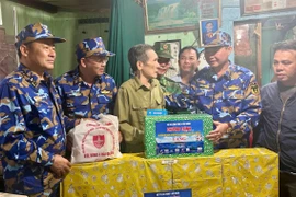 Hải quân Việt Nam làm điểm tựa cho ngư dân vươn khơi, bám biển