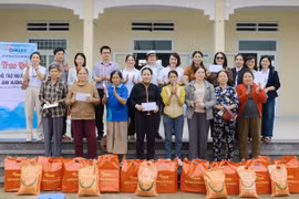 Hội Nữ doanh nhân tỉnh Gia Lai tặng quà cho người dân thôn Hưng Nghĩa, xã Tuy Phước. Ảnh: ĐVCC