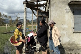 Chủ tịch Hội Liên hiệp phụ nữ tỉnh Hà Thị Giang Thảo thăm hỏi, động viên hội viên thiệt hại do bão số 13 tại xã Đề Gi. 