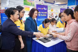 Trao 600 phần quà “Siêu thị 0 đồng” cho người lao động sau bão số 13