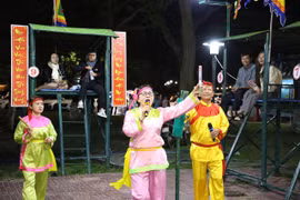 Niềm vui lớn nhất của người nghệ nhân chính là được hô hát, phục vụ khán giả. Ảnh: Nguyễn Dũng