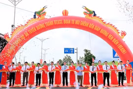 Nghi thức cắt băng khánh thành tuyến đường tránh ĐT.633, đoạn Núi Ghềnh-ĐT.639. Ảnh: Quang Tấn