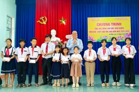 Ban tổ chức trao học bổng khuyến học cho học sinh có hoàn cảnh khó khăn. Ảnh: T.K