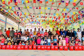 Trao quà cho trẻ em có hoàn cảnh đặc biệt tại xã Sró. 