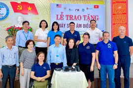 Trung tâm Y tế Hoài Nhơn tiếp nhận máy siêu âm điều trị phục vụ phục hồi chức năng.