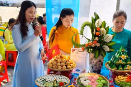 Giữ hương vị quê nhà qua Hội thi “Trưng bày mâm bánh truyền thống”.