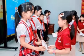 Trao 32 suất quà cho trẻ em khó khăn tại phường An Nhơn Nam.