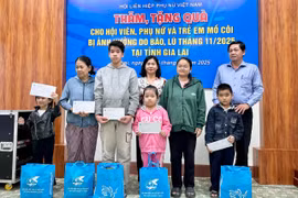 Chủ tịch Hội Liên hiệp Phụ nữ Việt Nam Nguyễn Thị Tuyến trao quà cho trẻ em bị ảnh hưởng thiên tai. Ảnh: Thảo Khuy