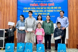 Chủ tịch Hội Liên hiệp Phụ nữ Việt Nam Nguyễn Thị Tuyến trao quà cho trẻ em bị ảnh hưởng thiên tai. Ảnh: Thảo Khuy