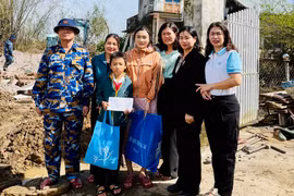 Trao quà cho hội viên phụ nữ và trẻ em mồ côi tại xã Tuy Phước Đông