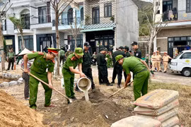 Công an phường Quy Nhơn Đông chung tay xây dựng lại nhà cho người dân sau bão số 13. Ảnh: ĐVCC