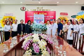 Phó Chủ tịch UBND tỉnh Gia Lai Nguyễn Thị Thanh Lịch thăm, chúc mừng các bệnh viện nhân Ngày Thầy thuốc Việt Nam.