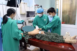 Các bác sĩ Bệnh viện Đa khoa Trung tâm Gia Lai thực hiện thủ thuật PEG cho bệnh nhân bị tai biến mạch máu não. Ảnh: ĐVCC