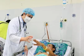Bác sĩ CKII Nguyễn Văn Trung kiểm tra chức năng vận động của bệnh nhân.