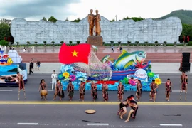 Các nghệ nhân làng Pleiku Róh trình diễn cồng chiêng trong Lễ hội đường phố. Ảnh: Nguyễn Dũng