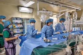 Các bác sĩ Bệnh viện Đa khoa Trung tâm tỉnh Gia Lai điều trị thành công cho bệnh nhân bị nhồi máu cơ tim. Ảnh: ĐVCC