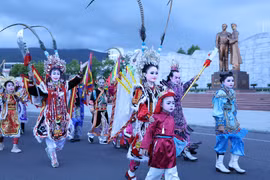 Khai mạc lễ hội đường phố với chủ đề “Sắc màu biển cả” 