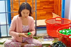 Chị Phan Thị Thủy miệt mài giữ nghề bánh ít lá gai. 