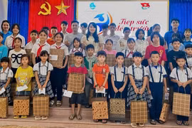 Tặng 40 suất quà cho học sinh nghèo xã An Nhơn Tây