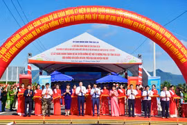 Các đại biểu cắt băng khánh thành dự án. Ảnh: T.K