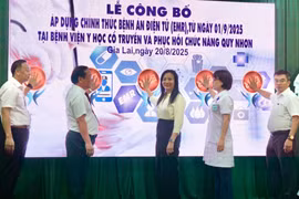 Các đại biểu thực hiện nghi thức bấm nút công bố áp dụng bệnh án điện tử tại Bệnh viện Y học cổ truyền và Phục hồi chức năng Quy Nhơn.