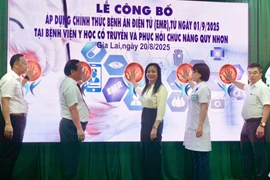 Các đại biểu thực hiện nghi thức bấm nút công bố áp dụng bệnh án điện tử tại Bệnh viện Y học cổ truyền và Phục hồi chức năng Quy Nhơn.