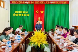 Giám đốc Sở GD&ĐT Phạm Văn Nam làm việc với đại diện các trường.