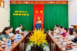 Giám đốc Sở GD&ĐT Phạm Văn Nam làm việc với đại diện các trường.