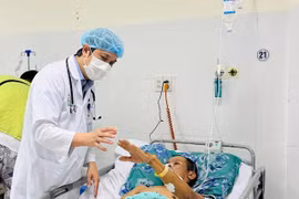 Bác sĩ CKII Nguyễn Văn Trung kiểm tra chức năng vận động của bệnh nhân.