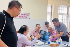 Chuyên gia DEVIEMED và bác sĩ Bệnh viện Đa khoa Trung tâm tỉnh Gia Lai cùng hội chẩn, thảo luận chuyên môn về ca bệnh.
