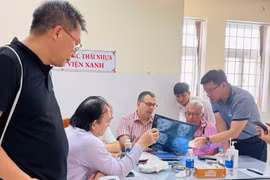 Chuyên gia DEVIEMED và bác sĩ Bệnh viện Đa khoa Trung tâm tỉnh Gia Lai cùng hội chẩn, thảo luận chuyên môn về ca bệnh.