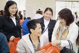 Hội Nữ Doanh nhân tỉnh Gia Lai thăm, tặng quà tại Trung tâm Nuôi dưỡng Người tâm thần Hoài Nhơn