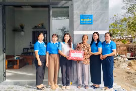 Bàn giao nhà Đại đoàn kết cho hội viên phụ nữ khó khăn.