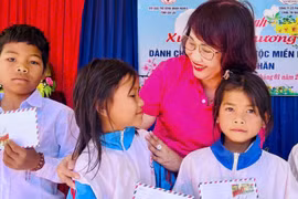 Hội Nữ Doanh nhân Gia Lai lan tỏa “Xuân Yêu Thương” đến học sinh vùng xa.