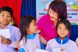 Hội Nữ Doanh nhân Gia Lai lan tỏa “Xuân Yêu Thương” đến học sinh vùng xa.